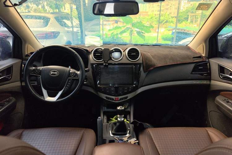 Used BYD S7 2015 1.5T Manual Luxury Model Center Console