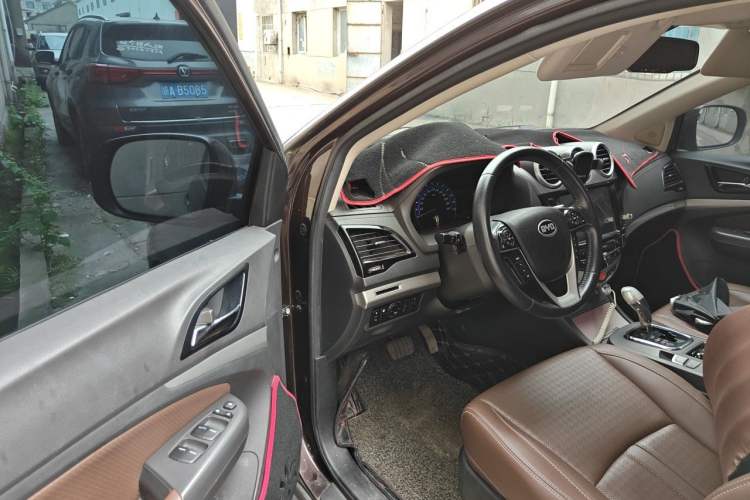 Used BYD S7 2015 2.0T Upgraded Automatic Luxury Version Driver Seat
