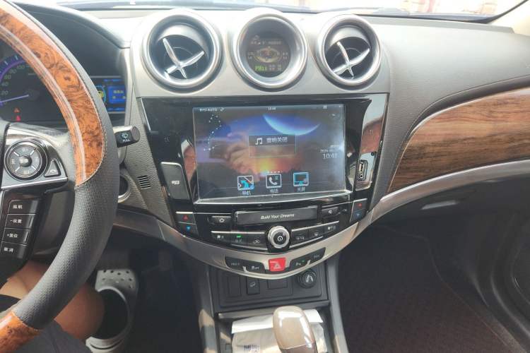 Used BYD S7 2015 2.0T Automatic Prestige Model Audio And AC Panel