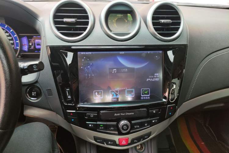 Used BYD S7 2015 2.0T Automatic Prestige Model Audio And AC Panel