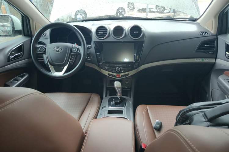 Used BYD S7 2015 2.0T Upgraded Automatic Luxury Version Center Console
