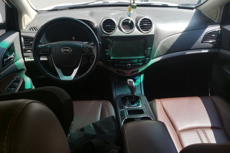 Used BYD S7 2015 2.0T Upgraded Automatic Luxury Version Center Console