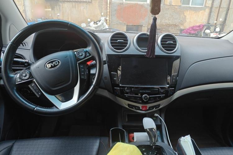 Used BYD S7 2015 2.0T Automatic Prestige Model Center Console