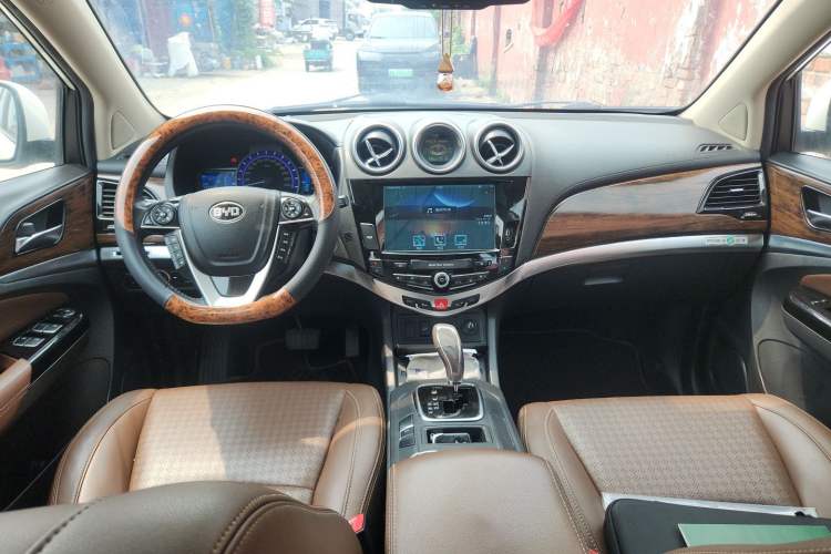 Used BYD S7 2015 2.0T Automatic Prestige Model Center Console