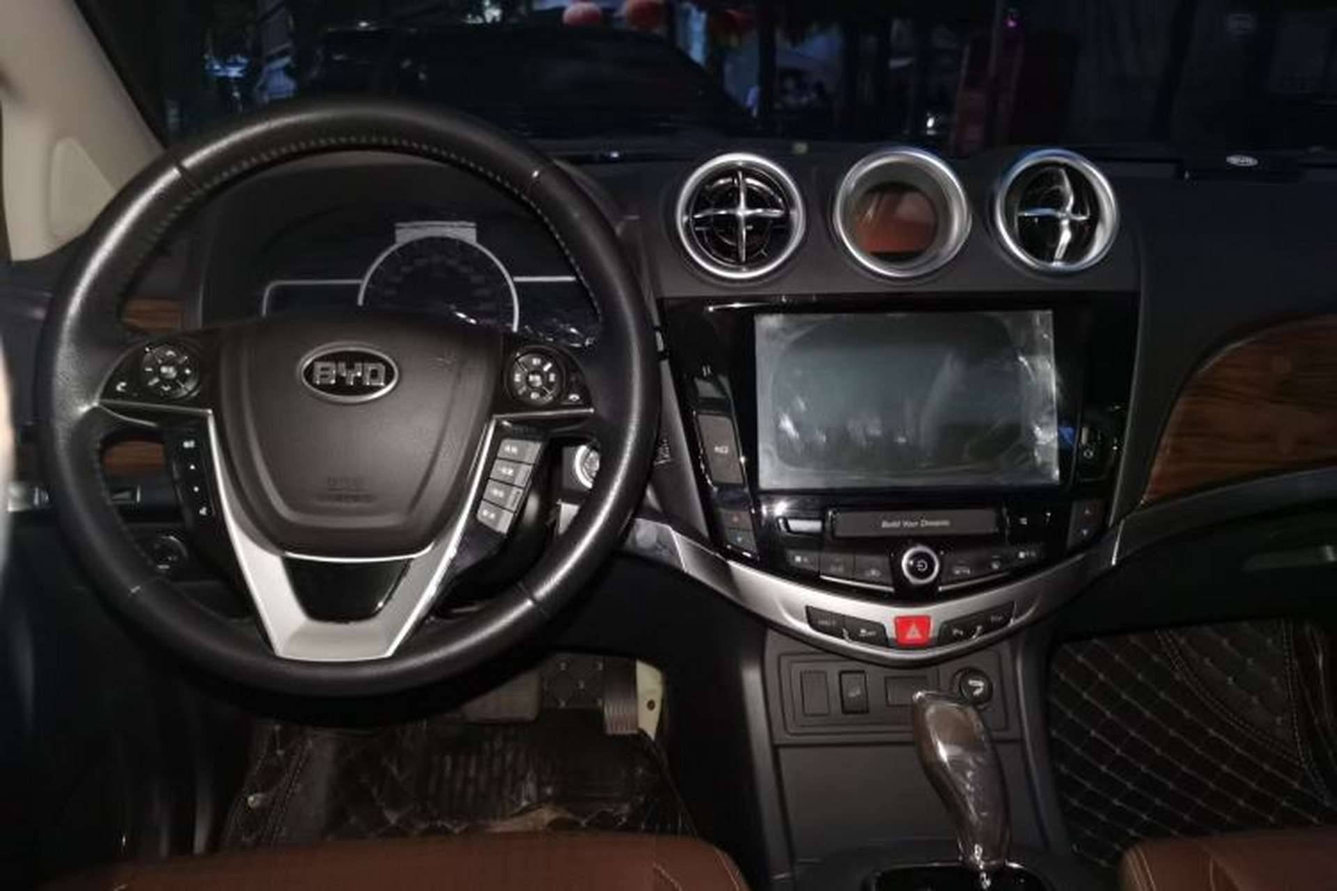 Used BYD S7 2015 2.0T Upgraded Automatic Luxury Version Center Console