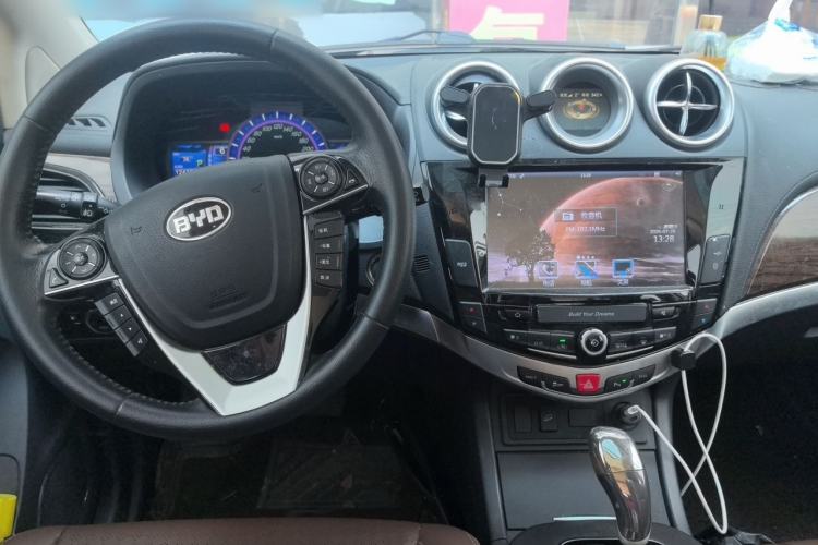 Used BYD S7 2015 2.0T Upgraded Automatic Luxury Version Center Console