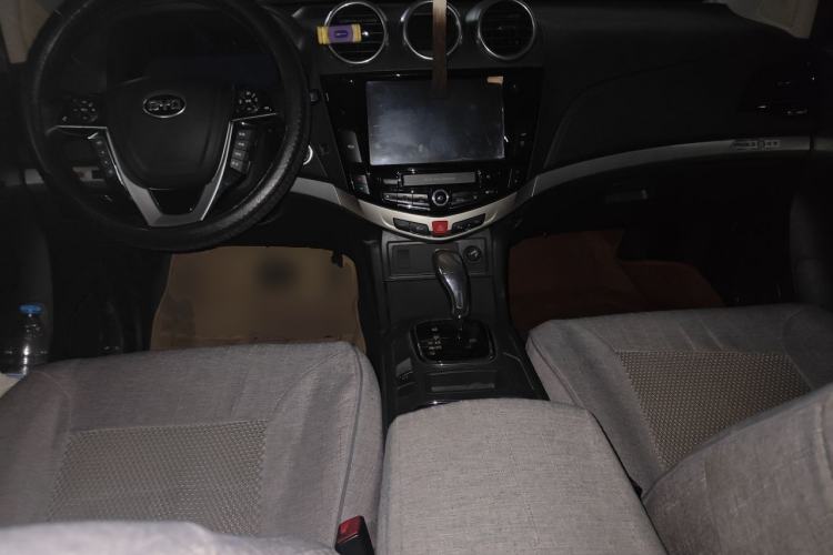 Used BYD S7 2015 2.0T Upgraded Automatic Flagship Version Center Console