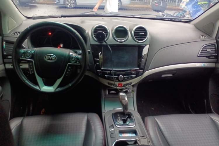 Used BYD S7 2015 2.0T Automatic Prestige Model Center Console
