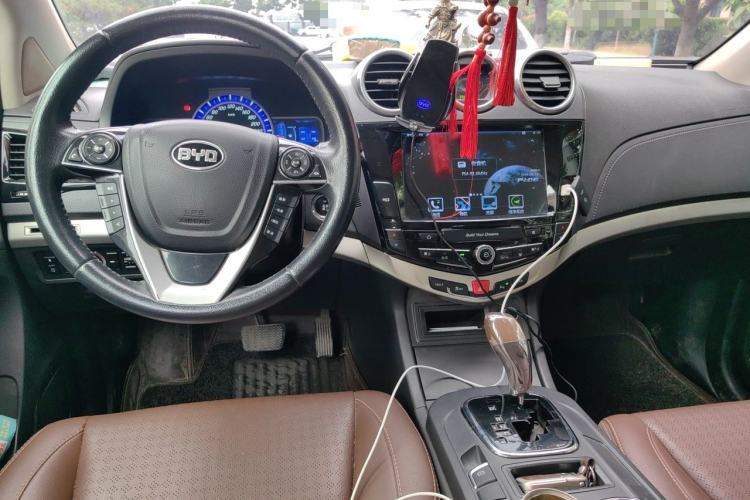Used BYD S7 2015 2.0T Upgraded Automatic Luxury Version Center Console