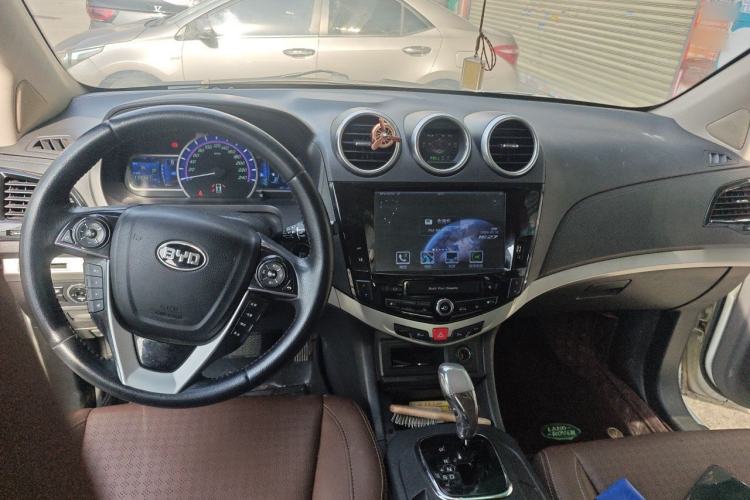 Used BYD S7 2015 2.0T Automatic Prestige Model Center Console