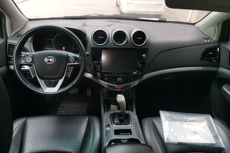 Used BYD S7 2015 2.0T Automatic Prestige Model Center Console
