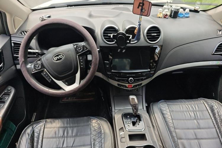 Used BYD S7 2015 2.0T Upgraded Automatic Flagship Version Center Console