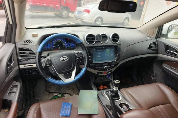 Used BYD S7 2015 1.5T Manual Luxury Model Center Console