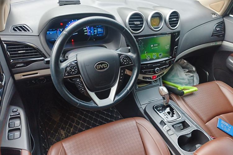 Used BYD S7 2015 2.0T Upgraded Automatic Luxury Version Center Console