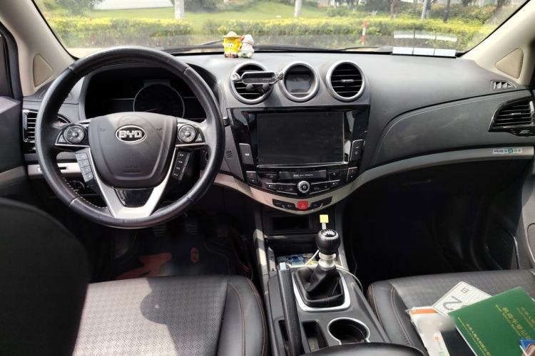 Used BYD S7 2015 1.5T Manual Luxury Model Center Console