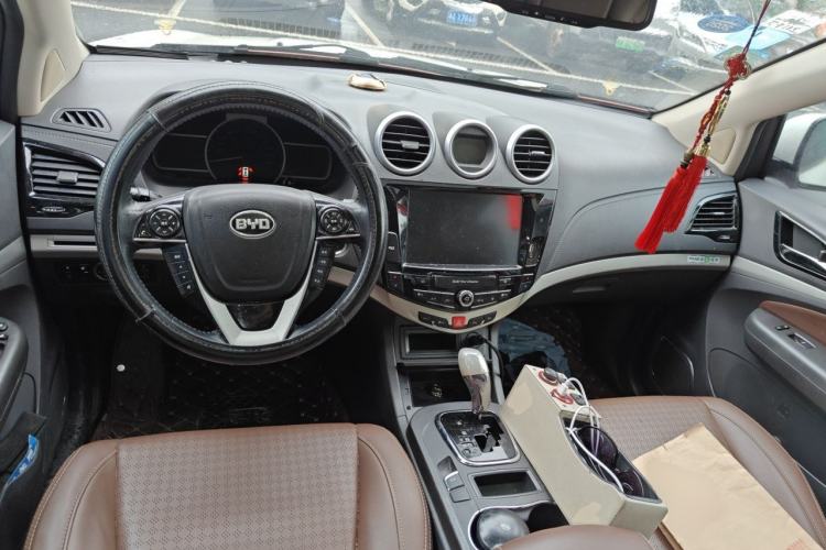 Used BYD S7 2015 2.0T Automatic Luxury Model Center Console