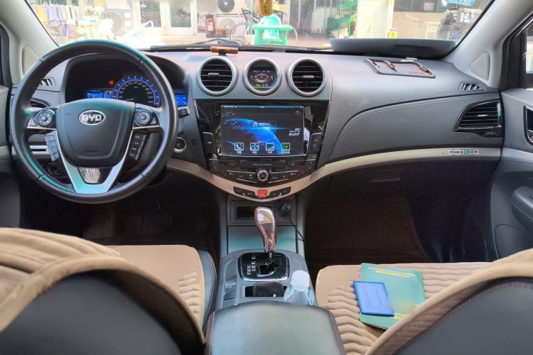Used BYD S7 2015 2.0T Automatic Prestige Model Center Console