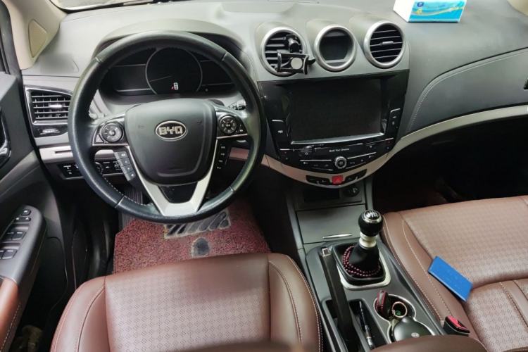 Used BYD S7 2015 1.5T Upgraded Manual Luxury Model Center Console