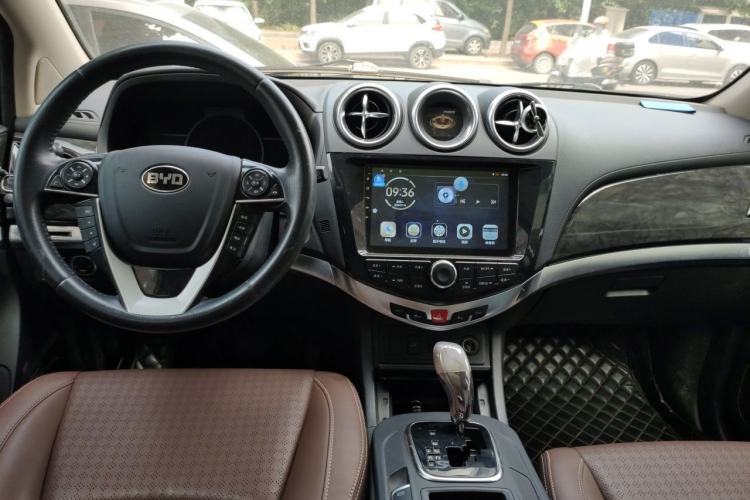 Used BYD S7 2015 2.0T Upgraded Automatic Luxury Version Center Console