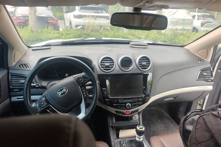 Used BYD S7 2015 1.5T Manual Luxury Model Center Console