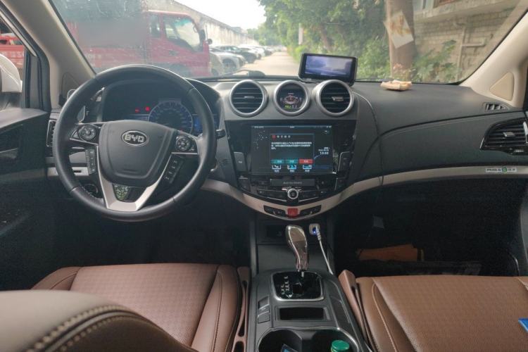 Used BYD S7 2015 2.0T Upgraded Automatic Luxury Version Center Console