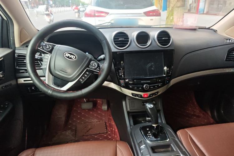 Used BYD S7 2015 2.0T Upgraded Automatic Flagship Version Center Console