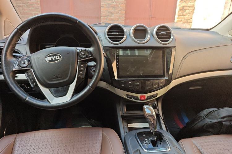 Used BYD S7 2015 2.0T Upgraded Automatic Luxury Version Center Console