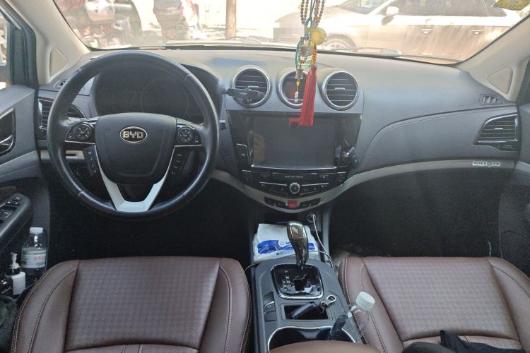 Used BYD S7 2015 2.0T Upgraded Automatic Luxury Version Center Console