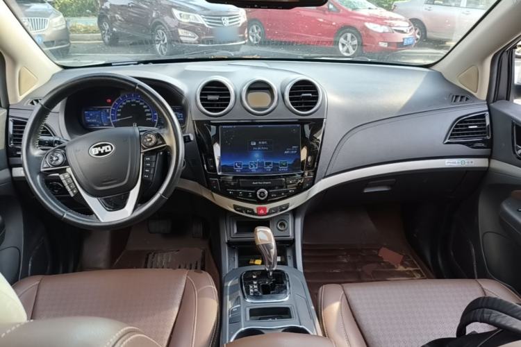 Used BYD S7 2015 2.0T Upgraded Automatic Luxury Version Center Console