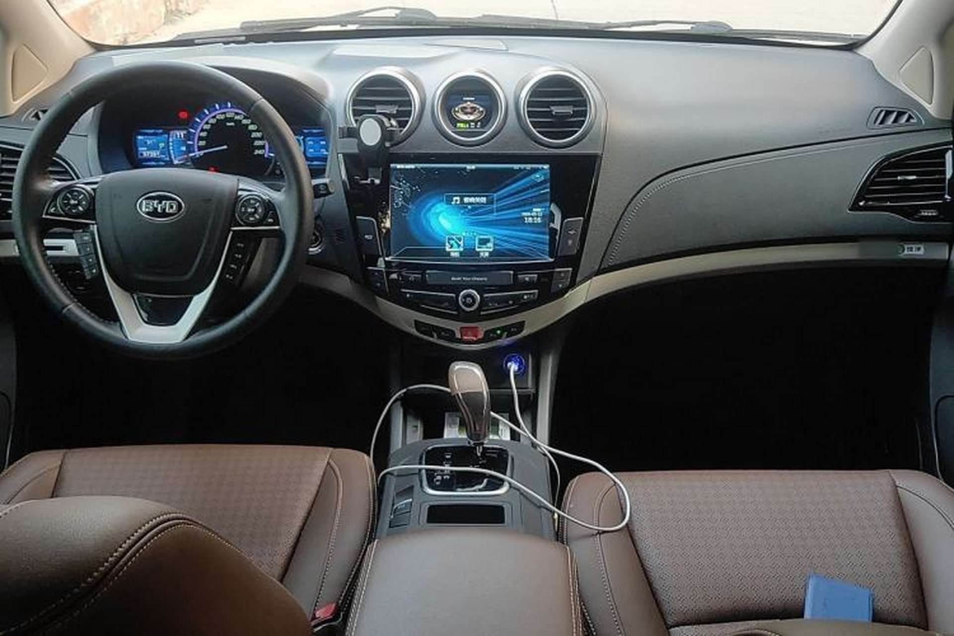 Used BYD S7 2015 2.0T Upgraded Automatic Luxury Version Center Console
