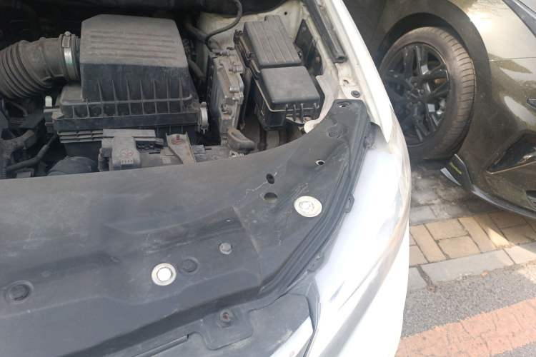 Used BYD S7 2015 2.0T Automatic Flagship Edition Engine Bay Left