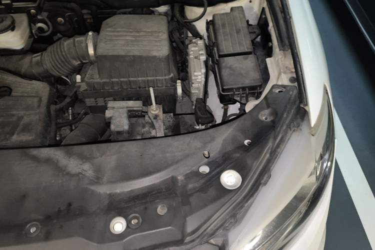 Used BYD S7 2015 2.0T Automatic Flagship Edition Engine Bay Left