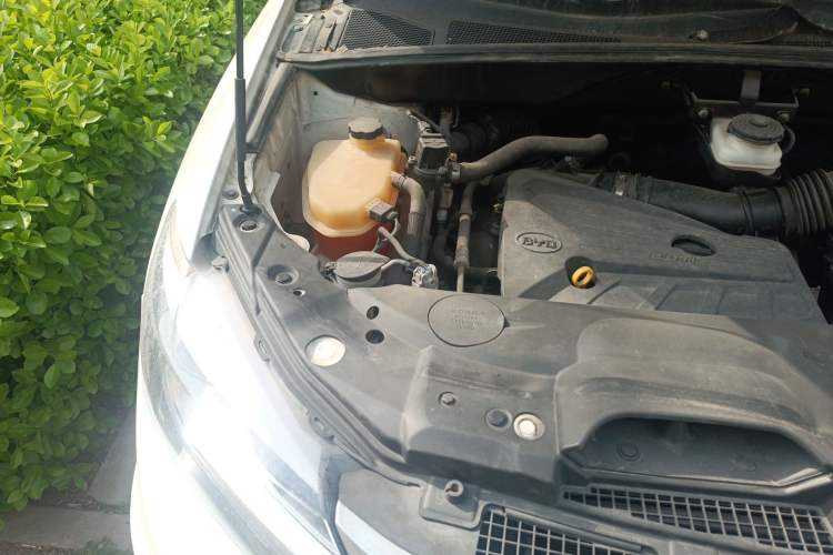 Used BYD S7 2015 2.0T Automatic Flagship Edition Engine Bay Right