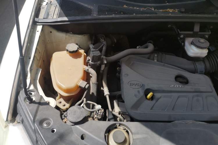 Used BYD S7 2015 2.0T Upgraded Automatic Luxury Version Engine Bay Right