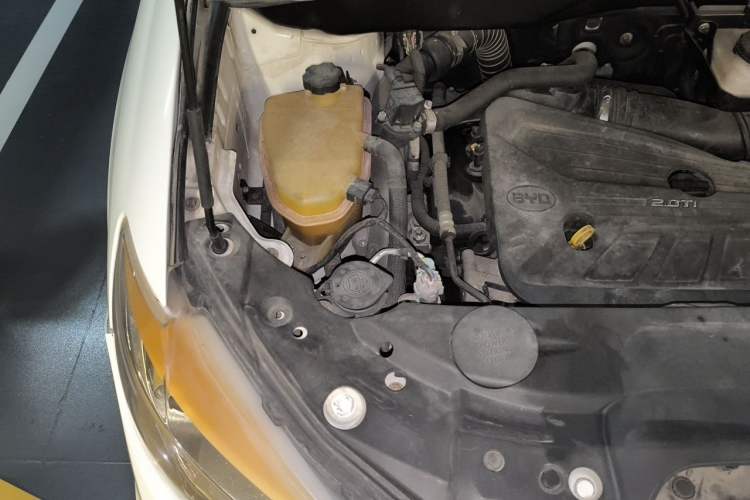 Used BYD S7 2015 2.0T Automatic Flagship Edition Engine Bay Right