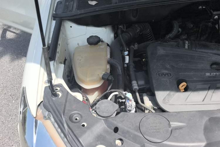 Used BYD S7 2015 2.0T Upgraded Automatic Luxury Version Engine Bay Right