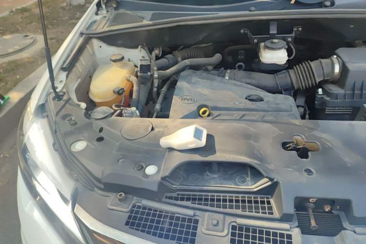 Used BYD S7 2015 2.0T Automatic Prestige Model Engine Bay Right