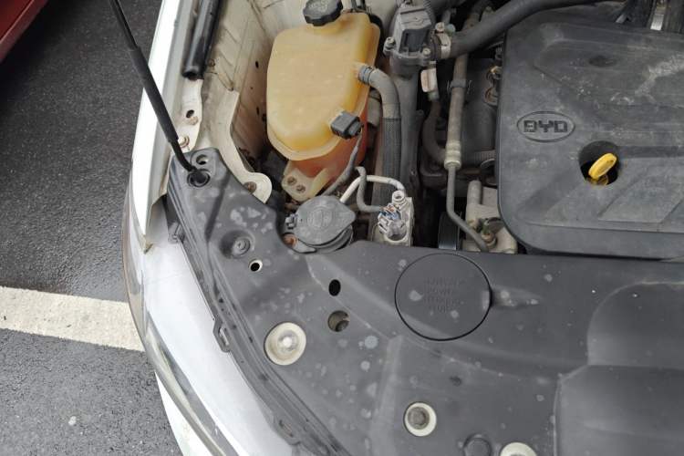 Used BYD S7 2015 2.0T Automatic Luxury Model Engine Bay Right