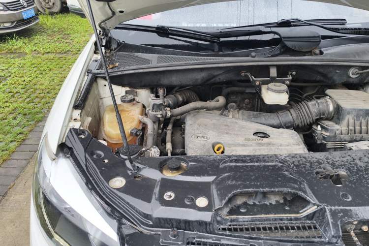 Used BYD S7 2015 2.0T Upgraded Automatic Luxury Version Engine Bay Right