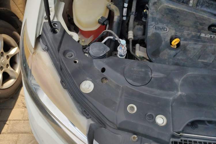 Used BYD S7 2015 2.0T Upgraded Automatic Luxury Version Engine Bay Right
