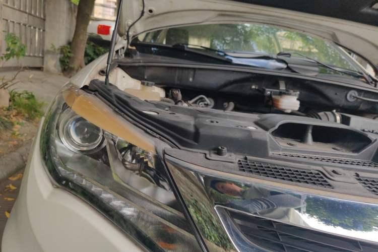 Used BYD S7 2015 2.0T Upgraded Automatic Luxury Version Engine Bay Right