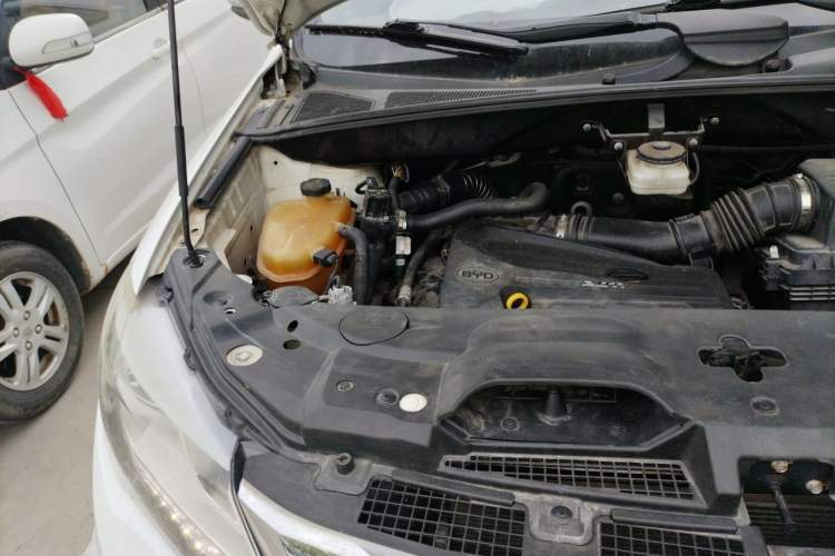 Used BYD S7 2015 2.0T Upgraded Automatic Luxury Version Engine Bay Right