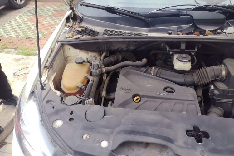Used BYD S7 2015 2.0T Automatic Flagship Edition Engine Bay Right