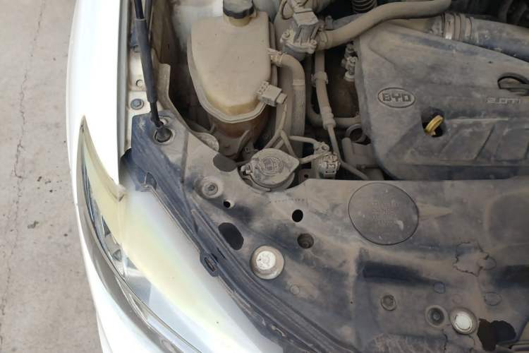 Used BYD S7 2015 2.0T Automatic Prestige Model Engine Bay Right