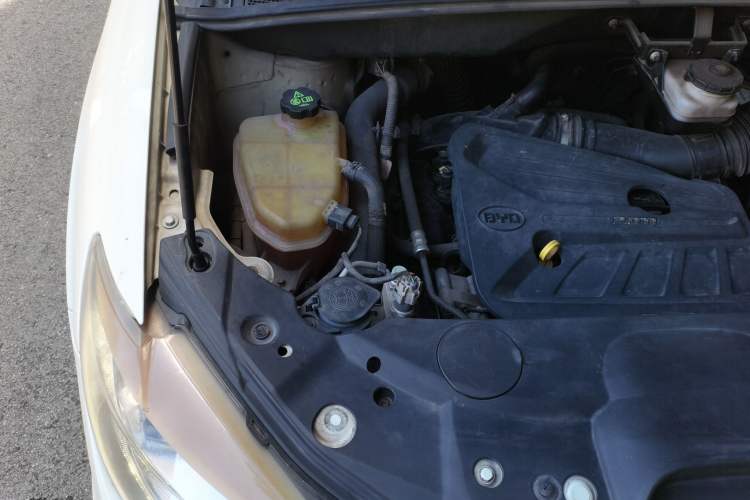 Used BYD S7 2015 2.0T Upgraded Automatic Luxury Version Engine Bay Right