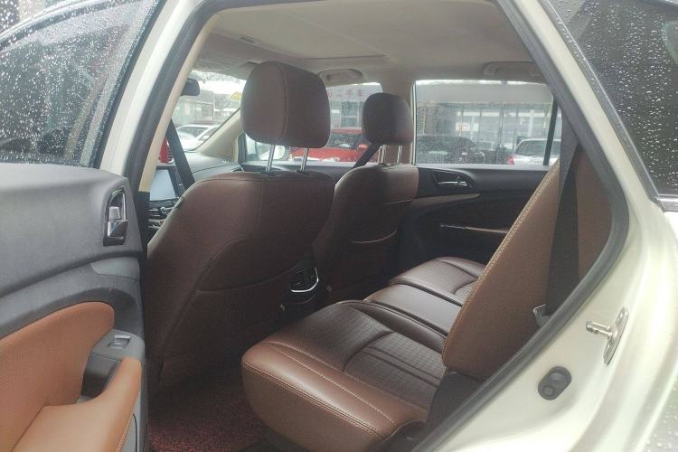 Used BYD S7 2015 2.0T Upgraded Automatic Luxury Version Interior 1