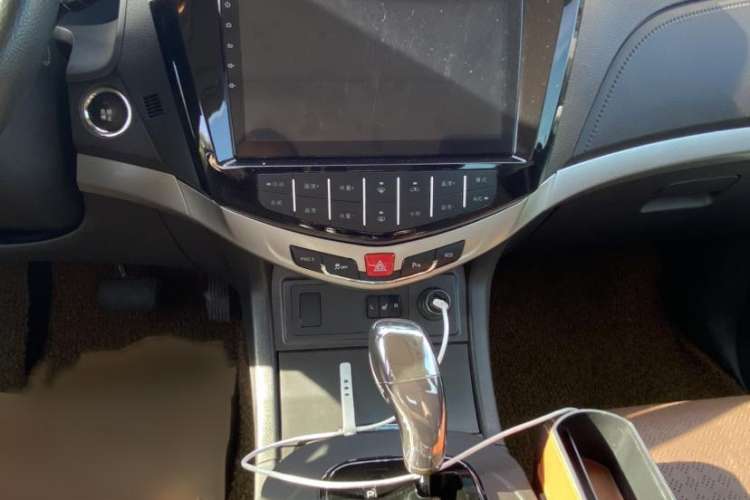 Used BYD S7 2015 2.0T Upgraded Automatic Flagship Version Interior 1