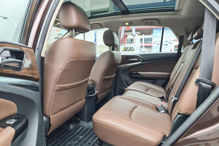 Used BYD S7 2015 2.0T Upgraded Automatic Flagship Version Interior 1