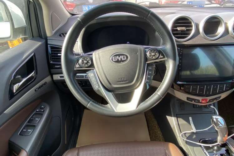 Used BYD S7 2015 2.0T Upgraded Automatic Flagship Version Interior 15