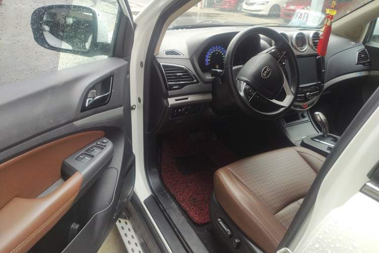 Used BYD S7 2015 2.0T Upgraded Automatic Luxury Version Interior 2